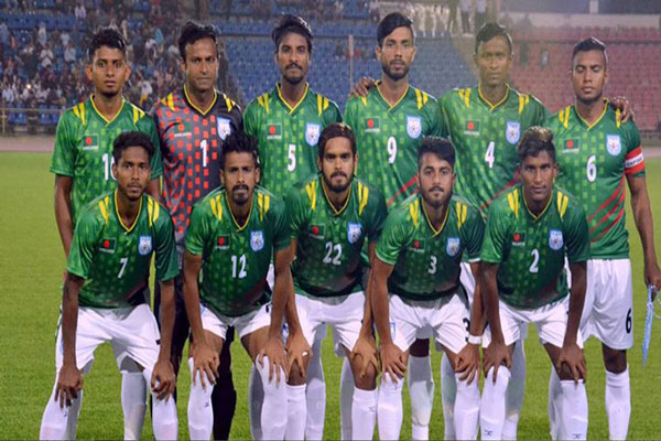 অল্পের জন্য বেঁচে গেছেন বাংলাদেশের ফুটবলাররা
