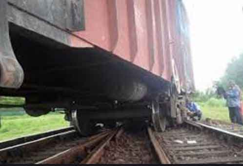 পাথর বোঝাই ট্রেন সিরাজগঞ্জে বিকল, যোগাযোগ বন্ধ