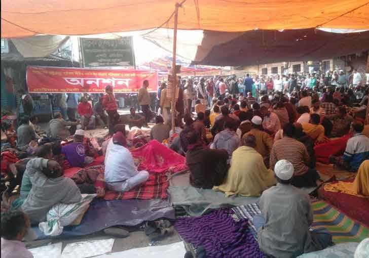 কাঁথা-বালিশ নিয়ে সড়কে শুয়ে পড়ল শ্রমিকরা