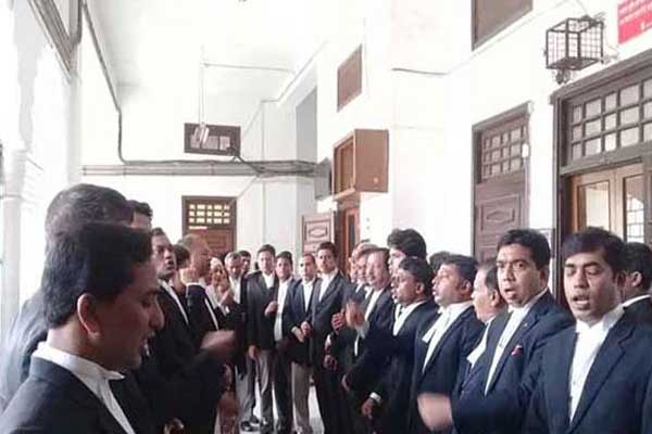 আদালত চত্বরে স্লোগান দিচ্ছেন আওয়ামী লীগ ও বিএনপিপন্থী আইনজীবীরা