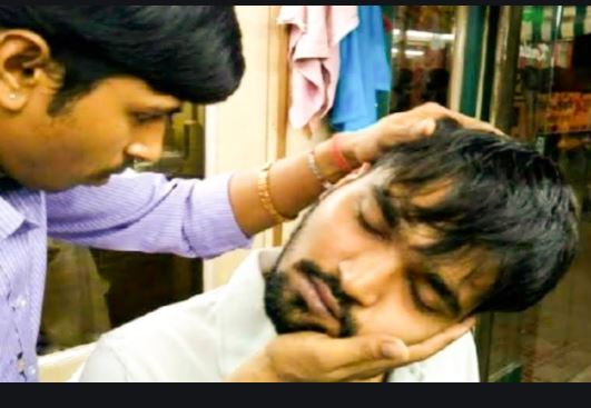 সেলুনে ঘাড় ম্যাসেজ করাতে গিয়ে...