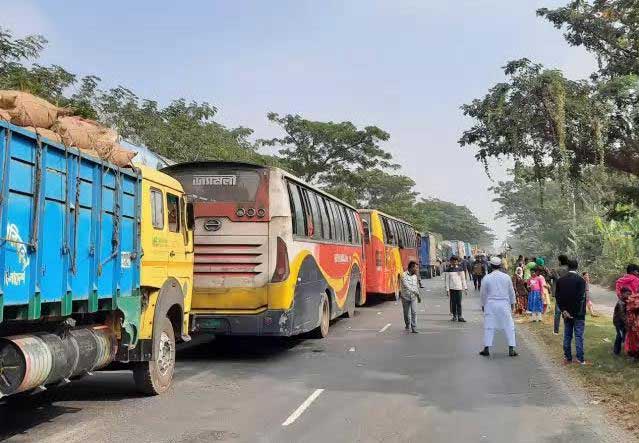 দেবে গেছে ব্রিজ, ৯০ কি.মি. যানজট