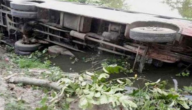 ঘন কুয়াশায় নিয়ন্ত্রণ হারিয়ে বাস খাদে পড়ে নিহত ২