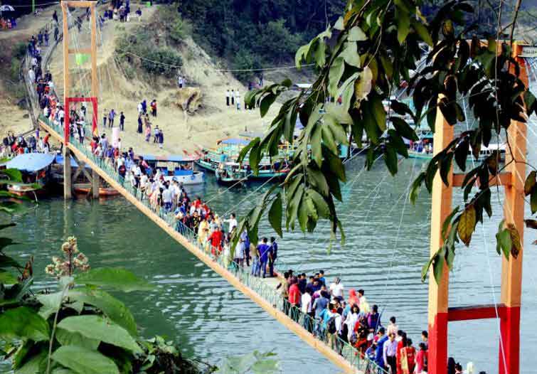 পাহাড়ে পর্যটকের ঢল, খালি নেই হোটেল-মোটেল