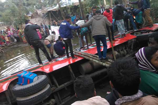 বাগেরহাটে ৪৫ যাত্রী নিয়ে বিআরটিসির বাস পুকুরে, নিহত ১