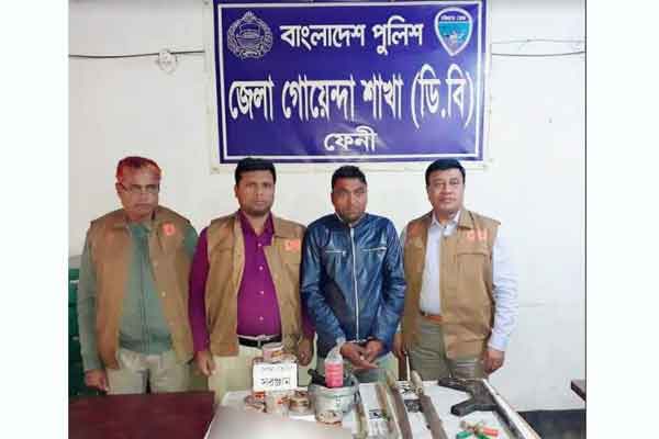 ফেনীতে অস্ত্র-গুলিসহ ১৬ মামলার আসামি আটক