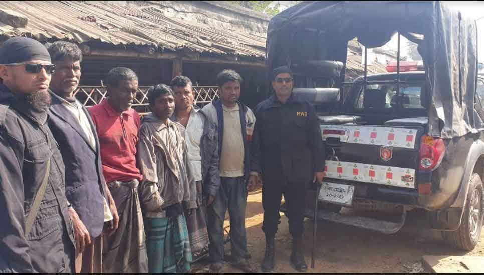 ট্রেনের জ্বালানি তেলসহ ৫ চোরাকারবারি আটক