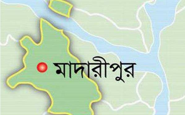 বিচারকের সামনে আদালতে মারামারি, দুজনকে কারাদন্ড
