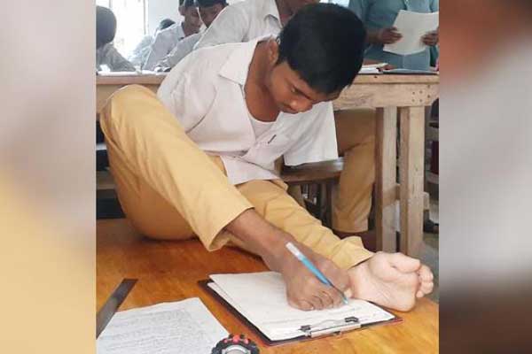 পা দিয়ে লিখে পিইসির পর জেএসসিতেও জিপিএ ৫