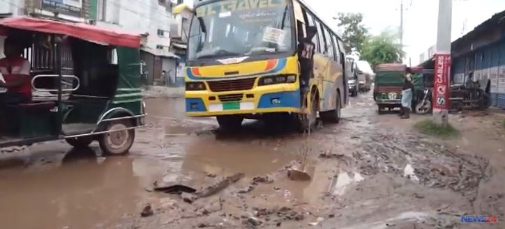 সংস্কারের অভাবে খুলনার অধিকাংশ সড়ক খানা-খন্দে ভরা