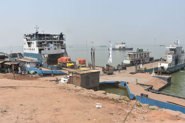 দৌলতদিয়া-পাটুরিয়ায় নৌযান চলাচল বন্ধ