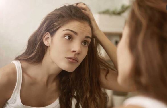 অকালে পেকে যাচ্ছে চুল? ঠেকানোর ঘরোয়া উপায়
