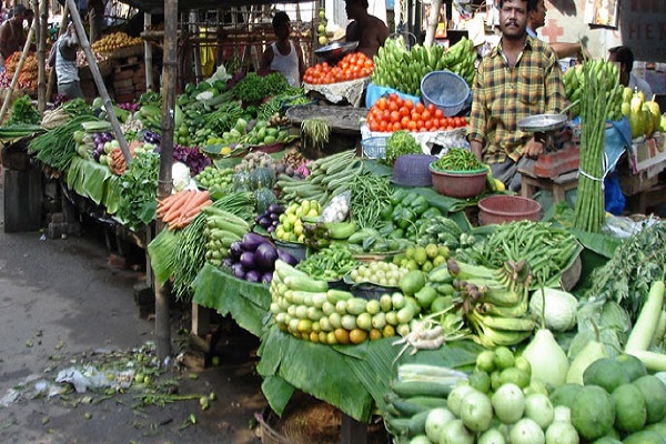 বাজারে ক্রেতা কমছে 