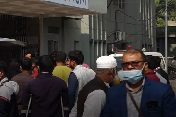 যশোরে কাভার্ডভ্যানের ধাক্কায় বাবা নিহত, ছেলে আহত