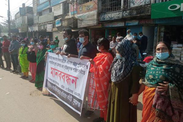 বাসে কলেজছাত্রীকে ধর্ষণ চেষ্টা: বিচার দাবিতে মানববন্ধন