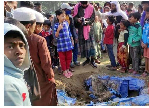 কবরস্থানের মাটি খোঁড়া, হদিস নেই ৭ কঙ্কালের