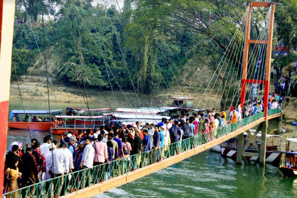 নতুন বছরে উৎসবের আমেজ, পর্যটকের ঢল পাহাড়ে
