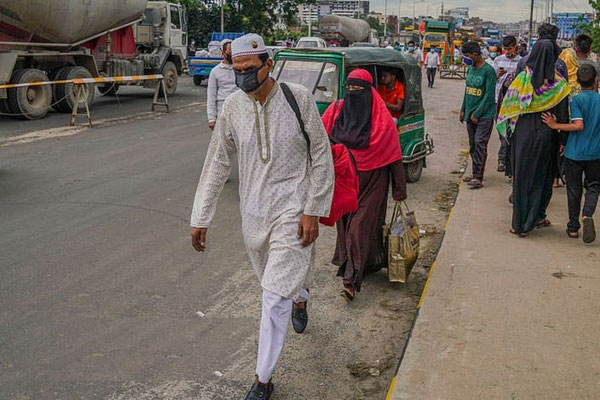 দুর্ভোগ আর দুঃসময়ে ভরা একটি বছর পার করছে বিশ্ব