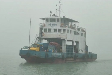 ১১ ঘণ্টা পর দৌলতদিয়া-পাটুরিয়ায় ফেরি চলাচল স্বাভাবিক  