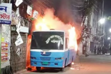 বাংলাদেশ ব্যাংকের স্টাফ বাসে আগুন 