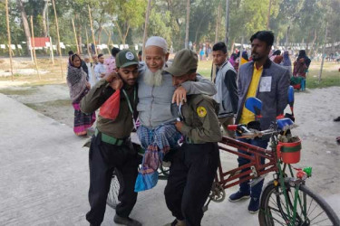 আনসারদের সহযোগিতায় নির্বিঘ্নে ভোটকেন্দ্রে আসছেন ভোটাররা (ফটোস্টোরি)