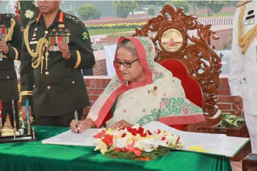 জাতীয় স্মৃতিসৌধে স্বাক্ষর বইয়ে যে বার্তা দিলেন প্রধানমন্ত্রী