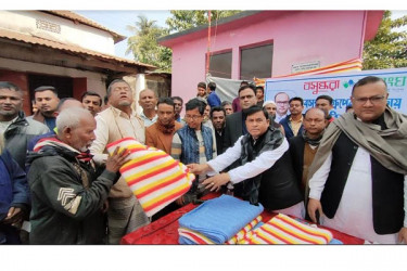 বসুন্ধরা গ্রুপের শীতবস্ত্র পেলেন হাওরপাড়ের ৫ শতাধিক শীতার্ত