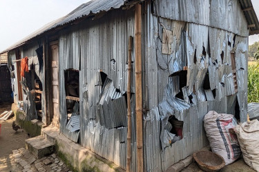 বড়াইগ্রামে স্বতন্ত্র প্রার্থীর সমর্থকদের বাড়ি-দোকান ভাঙচুর, নারীসহ আহত ৮