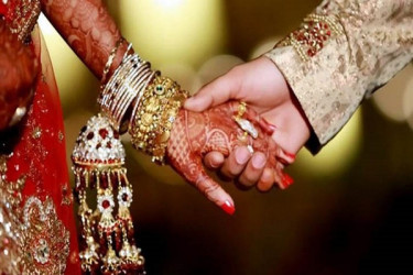 বিয়ের আসর ছেড়ে পালালেন বর, তুলে এনে বিয়ে দিল পুলিশ