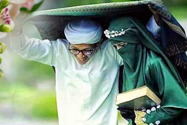 Jinsiy aloqa: Ayol erkakni qollari bilan erkalaydi