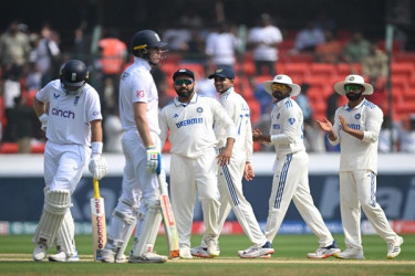 দিনশেষে ইংল্যান্ডকে রানের চাপে রেখেছে ভারত