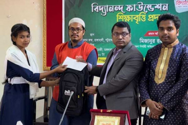 দুস্থ শিক্ষার্থীদের মাঝে নগদ টাকা ও শিক্ষা উপকরণ বিতরণ