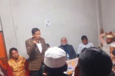 ‘আখের মেশিনের মত নিংড়ে টাকা আদায় করা হবে’- মেয়র প্রার্থীর হুমকি