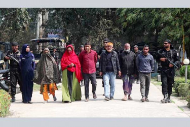 ২০ কোটি টাকা নিয়ে বিদেশ পালানোর সময় গ্রেপ্তার ৬