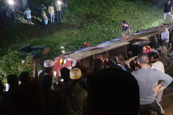 ড্রাইভিং সিটে হেলপার, ৩০ যাত্রী নিয়ে বাস খাদে