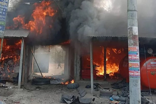 লক্ষ্মীপুরে আগুনে পুড়ে ছাই ১১ দোকান