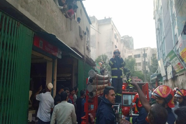 এবার রাজধানীর গাউসুল আজম মার্কেটে আগুন, নিয়ন্ত্রণে ২ ইউনিট