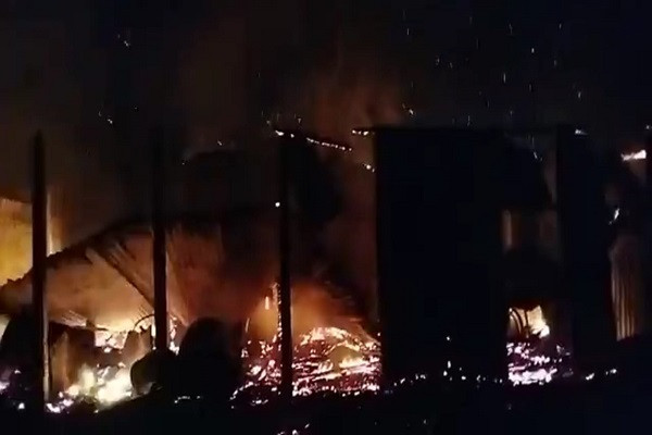 গোপালপুরে ভয়াবহ আগুনে নিঃস্ব ৬ পরিবার