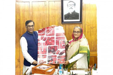 প্রধানমন্ত্রীর হাতে জয় বাংলা কনসার্টের ব্যানার-পোস্টার