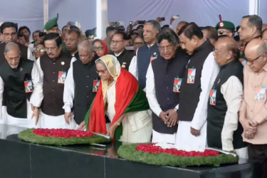 বঙ্গবন্ধুর প্রতিকৃতিতে প্রধানমন্ত্রী শেখ হাসিনার শ্রদ্ধা