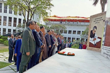কোর্ট ইয়ার্ডে 'স্মৃতি চিরঞ্জীবে' বিচারপতিদের শ্রদ্ধা