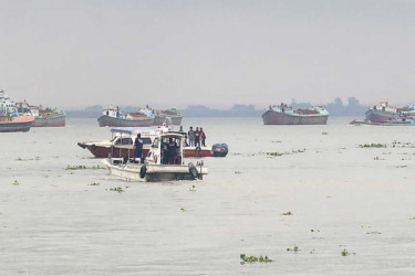 পশুর নদীতে ডুবলো গরিবের ৬ হাজার বস্তা চাল