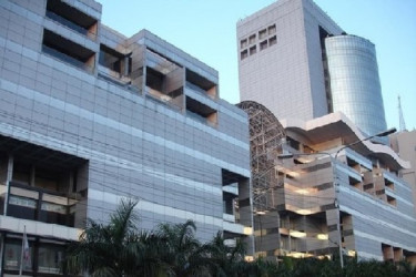 বসুন্ধরায় মোবাইল ও গেজেট মার্কেট সরগরম