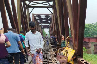 ফেনীতে ব্রিজ-সংলগ্ন এলাকায় ট্রেন দুর্ঘটনা, নিহত ২