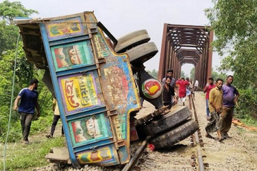 ফেনীতে ৬ জন নিহতের ঘটনায় গেটম্যানের বিরুদ্ধে মামলা