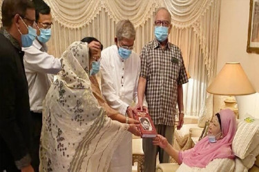 খালেদা জিয়াকে তার জীবনীগ্রন্থ পৌঁছে দিলেন ফখরুল