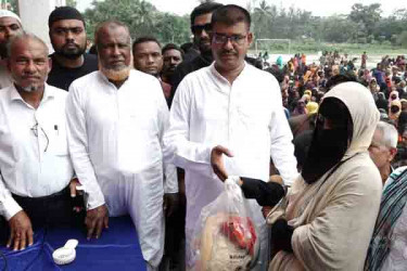 ওবায়দুল কাদেরের ঈদ উপহার পেলেন নোয়াখালীর ৫ হাজার দরিদ্র মানুষ