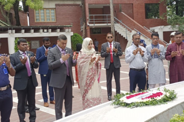 টুঙ্গিপাড়ায় বঙ্গবন্ধুর সমাধিতে এনএসআই মহাপরিচালকের শ্রদ্ধা 