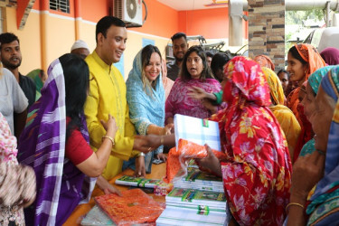 ঠাকুরগাঁওয়ে এক হাজার পরিবারকে ঈদ উপহার দিল এমপি সুজন