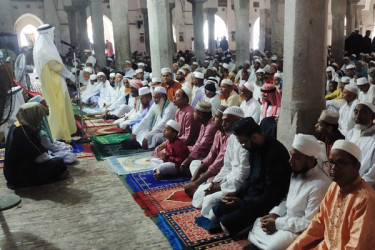 দক্ষিণ-পশ্চিমাঞ্চলে ঈদের প্রধান জামাত ষাটগম্বুজ মসজিদে